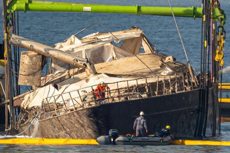  Mithilfe von Spezialkränen wurde zunächst die 56 Meter lange Segeljacht aus rund 50 Metern Tiefe angehoben. 