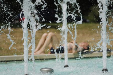 Vielen Menschen fanden am Samstag am Wasser etwas Abkühlung.