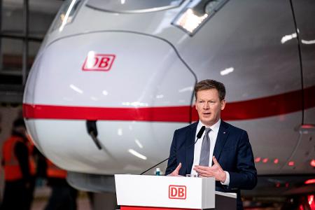 Bahnchef Richard Lutz dürfte noch einige Monate Zeit haben, bis eine Entscheidung über seinen Verbleib an der Konzernspitze getroffen wird. (Archivbild)