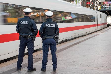 Eine Streife der Bundespolizei am Bahnsteig nach Einfahrt eines ICE.-
Symbolfoto: Bundespolizei Eine Streife der Bundespolizei am Bahnsteig nach Einfahrt eines ICE.-
Symbolfoto: Bundespolizei