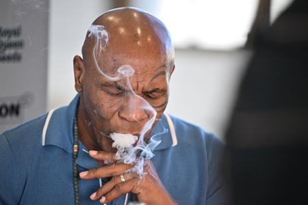 Mike Tyson, Boxer und Unternehmer, rauchte am Freitag an einem Stand der Cannabis-Messe Mary Jane einen Joint. 