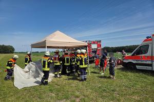 Das Fahrzeug wird mittels Decken und einem Pavillon vor der Sonneneinstrahlung geschützt