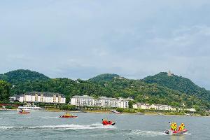 Wasserrettungseinsatz durch Schwimmer auf dem Rhein
