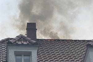 © Feuerwehr Dresden
Flammen und Rauch sind nach dem Blitzeinschlag deutlich zu erkennen.