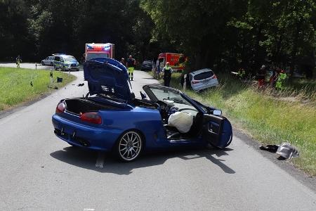 Beide Autos mussten abgeschleppt werden.