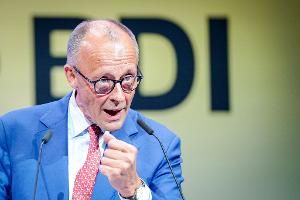 Merz unterstützt die Luftangriffe, ohne das Wort "Drecksarbeit" zu wiederholen.