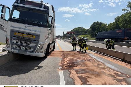 Einsatzkräfte reinigen die Fahrbahn Einsatzkräfte reinigen die Fahrbahn