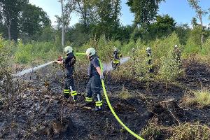 Einsatzkräfte bei der Brandbekämpfung