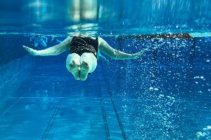 Um Schwindel nach dem Schwimmen zu vermeiden, braucht es etwas Geduld beim Verlassen des Wassers. 
