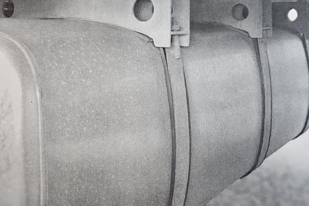 Nicht serienmäßig verbauter Zusatztank an einem Lkw. Foto: Zoll
