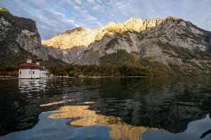 Die Kapelle St. Bartholomä am Königssee vor dem Watzmann. (Archivbild)