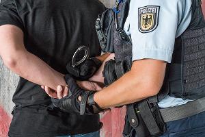 Die Bundespolizei hat bei Grenzkontrollen an der A93 einen gesuchten tschechischen Staatsangehörigen verhaftet.