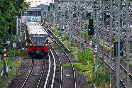 Am Morgen waren die S-Bahn-Strecken zwar freigegeben, es kam aber weiter zu Einschränkungen. Am Morgen waren die S-Bahn-Strecken zwar freigegeben, es kam aber weiter zu Einschränkungen.