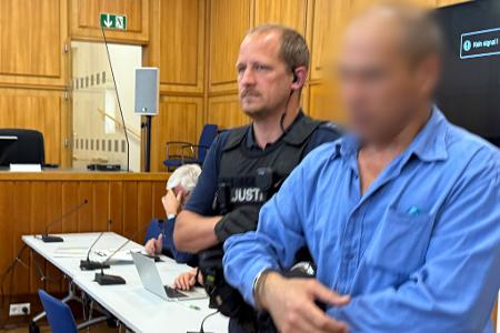 Einer der beiden angeklagten Lastwagenfahrer schiebt dem Kollegen die Schuld zu, einen dritten Fernfahrer totgetreten zu haben.