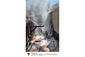 Einsatzkräfte der Feuerwehr München bei einem Brand auf einer Baustelle.