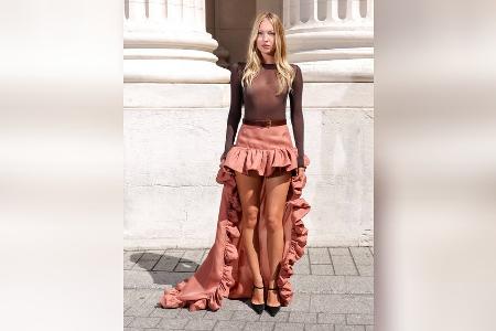 Transparenter Look: Lila Grace Moss sorgt in Paris für Aufsehen Transparenter Look: Lila Grace Moss sorgt in Paris für Aufsehen