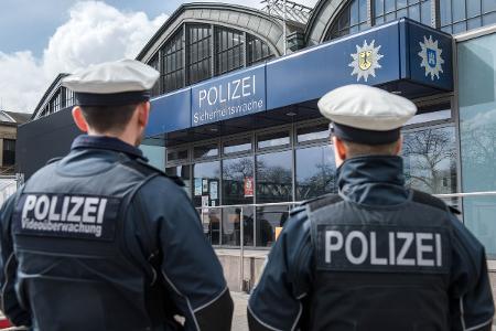 Bundespolizisten am Hamburger Hauptbahnhof-
Symbolfoto: Bundespolizei Bundespolizisten am Hamburger Hauptbahnhof-
Symbolfoto: Bundespolizei