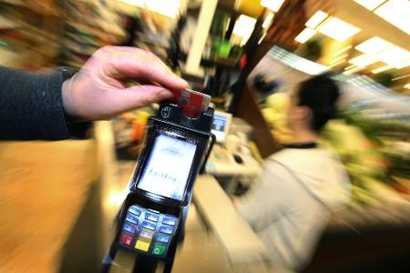 Geschäfte mit zweifelhaften Kunden? Payone hat nach eigenen Angaben längst Konsequenzen gezogen (Symbolbild) Geschäfte mit zweifelhaften Kunden? Payone hat nach eigenen Angaben längst Konsequenzen gezogen (Symbolbild)