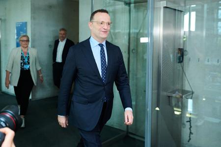 Unionsfraktionschef Jens Spahn auf dem Weg in den Haushaltsausschuss des Bundestages.