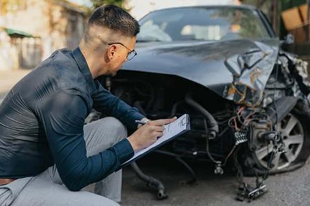 Gutachter Gutachten Unfallauto Unfall Schaden Crash kaputt
