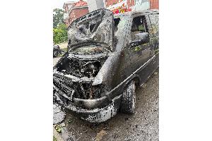Das in Brand geratene Fahrzeug