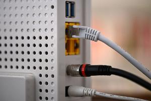 Ein LAN-Kabel in einem Router - mancherorts sind die Internetverbindungen besser geworden. 
