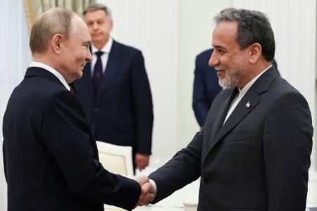 Kremlchef Putin im Gespräch mit Irans Außenminister Araghtschi (Archivbild) 