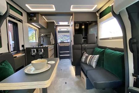 Frankia Next 76 L Einzelbetten-Grundriss mit modernem Interieur Frankia Next 76 L Einzelbetten-Grundriss mit modernem Interieur