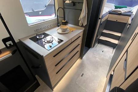 Frankia Next, 76 L Einzelbetten-Grundriss mit modernem Interieur, Küche