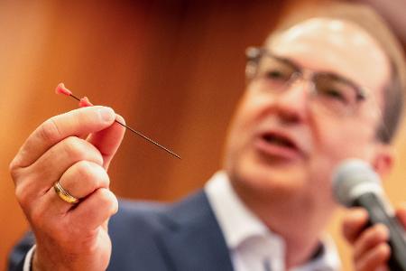 Dobrindt warnt vor der Gefahr der Waffe. 