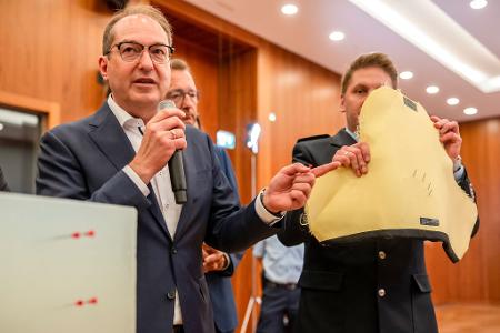  Die Nadeln können auch die Schutzwesten von Sicherheitskräften durchschlagen.