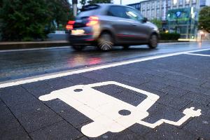Inzwischen gibt es weltweit fast 56 Millionen Autos mit Elektroantrieb. (Archivbild)