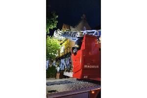 U.a. Mit einer Drehleiter wird das betroffene Gebäude beim vermutlichen Zimmerbrand kontrolliert (Foto: Feuerwehr Celle)