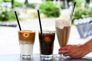 Iced Latte, Iced Coffee (also Kaffee mit Eiswürfeln) und klassischer Eiskaffee mit Vanilleeis und Sahne - präsentiert in einem Berliner Café.