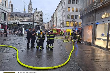 Einsatzkräfte der Feuerwehr München bei einem Brand in der Innenstadt. Einsatzkräfte der Feuerwehr München bei einem Brand in der Innenstadt.