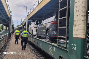 Einsatzkräfte am Autozug