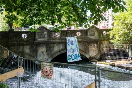 Seit dem Unfalltod einer Surferin am 17. April war die Eisbachwelle in München gesperrt. 