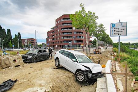Beide Fahrzeuge wurden bei dem Unfall ganz erheblich beschädigt. Beide Fahrzeuge wurden bei dem Unfall ganz erheblich beschädigt.