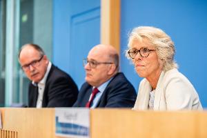 Kommissionschefin Christiane Schönefeld, Arbeitgeber-Verhandlungsführer Steffen Kampeter (M) und Gewerkschaftsverhandlungsführer Stefan Körzell sind sich einig beim Mindestlohn.