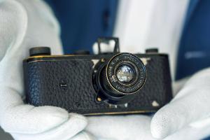 Ein über 100 Jahre alter Prototyp einer Leica-Kleinbildkamera ist bei einer Auktion für 7,2 Millionen Euro versteigert worden.