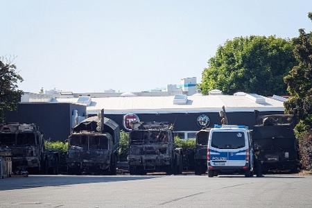 Sechs Bundeswehr-Fahrzeuge sind am Samstagabend in Erfurt in Brand geraten. (Archivbild)