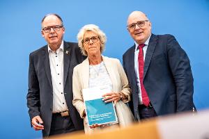 Die Mindestlohnkommission präsentiert das Mindestlohn-Ergebnis. 