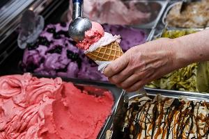 Laut Umfrage bestellen die meisten Verbraucher in Deutschland zwei bis drei Kugeln in der Eisdiele.