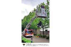 Der Rollstuhl hängt an der Drehleiter und wird nach unten gefahren.