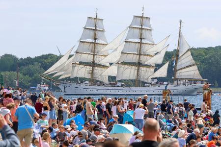 Rund 170.000 Menschen haben die Windjammerparade der Kieler Woche verfolgt.