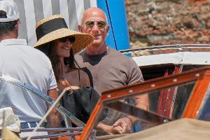 Am Tag nach der Hochzeit lassen sich Jeff Bezos und seine Frau Lauren in "Harry's Bar" bringen.