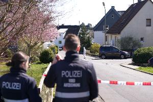 Bei den Ermittlungen zu dem Dreifachmord im Westerfald geht die Polizei auch möglichen Lebenszeichen des Tatverdächtigen im Internet nach.  