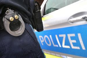 Nach Vorwürfen sexueller Belästigung in einem Schwimmbad sucht die Polizei nach Zeugen. (Symbolbild)