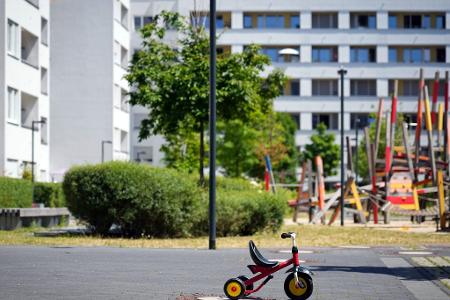 Kinder sollte man bei Hitze möglichst nicht draußen spielen lassen und die Aktivitäten lieber in die Morgenstunden legen.