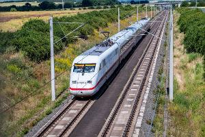 Mit 405 Kilometer pro Stunde rauschte der Zug mit dem Testwagen über die Strecke zwischen Erfurt und Leipzig.